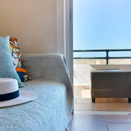 Semesterbostad Two-bedroom With Sea View In