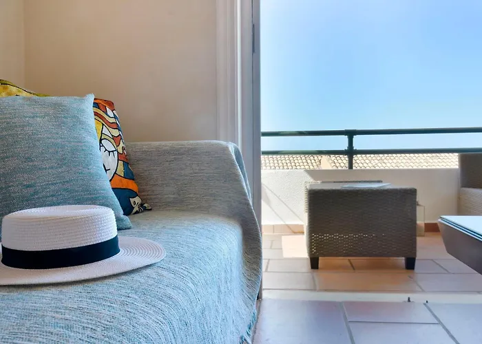 Vakantiehuis Two-bedroom With Sea View In